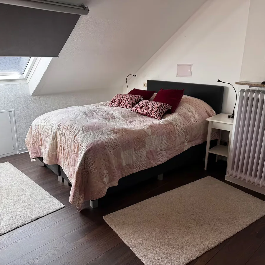 Durchgangszimmer mit Doppelbett 140 mal 200 Zentimeter und Dachfenster
